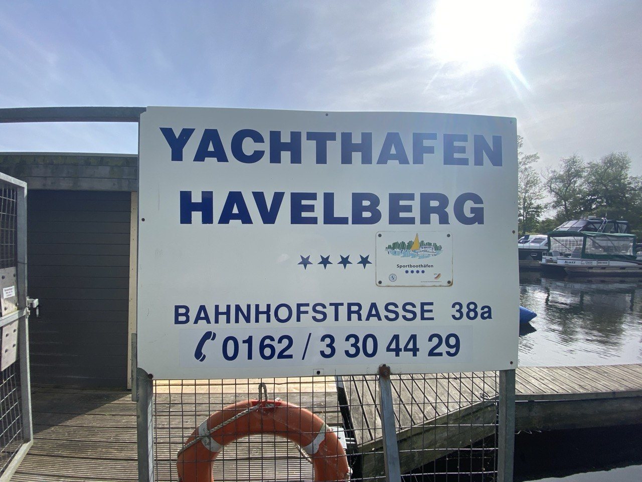 Hafenschild am Wasser
